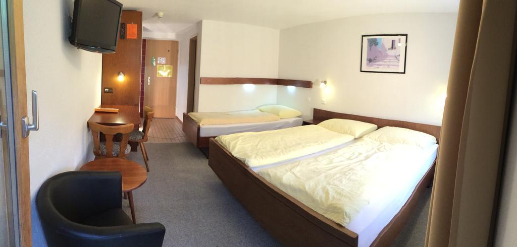 Hotel Zum See Grachen Room photo
