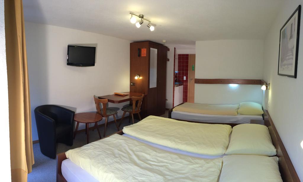 Hotel Zum See Grachen Room photo